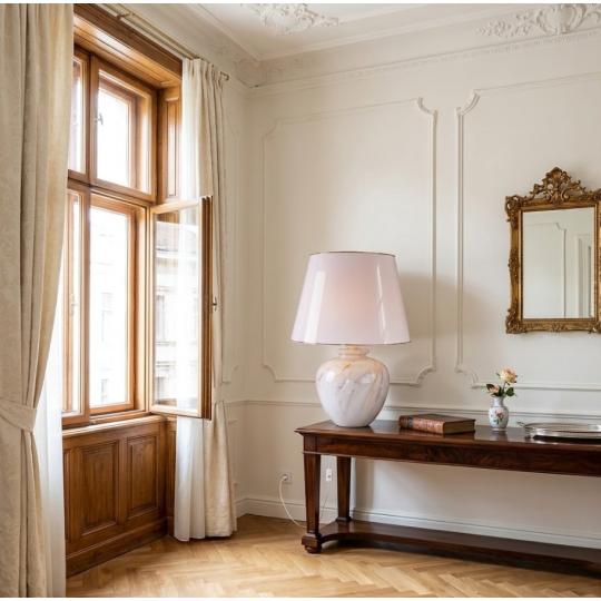 biely mramorovy stolova lampa nocny stolik osvetlenie obyvacka klasicky obciansky mediteransky luxusny zamok obyvacka kamenovy efekt svetly biely carrara .jpg